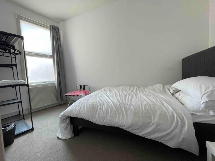 Westfield, 8 Beds, 5 Stations 10min, 20min Casa vacanze Londra