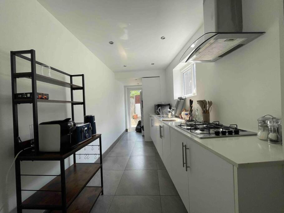 Westfield, 8 Beds, 5 Stations 10min, 20min * Londra