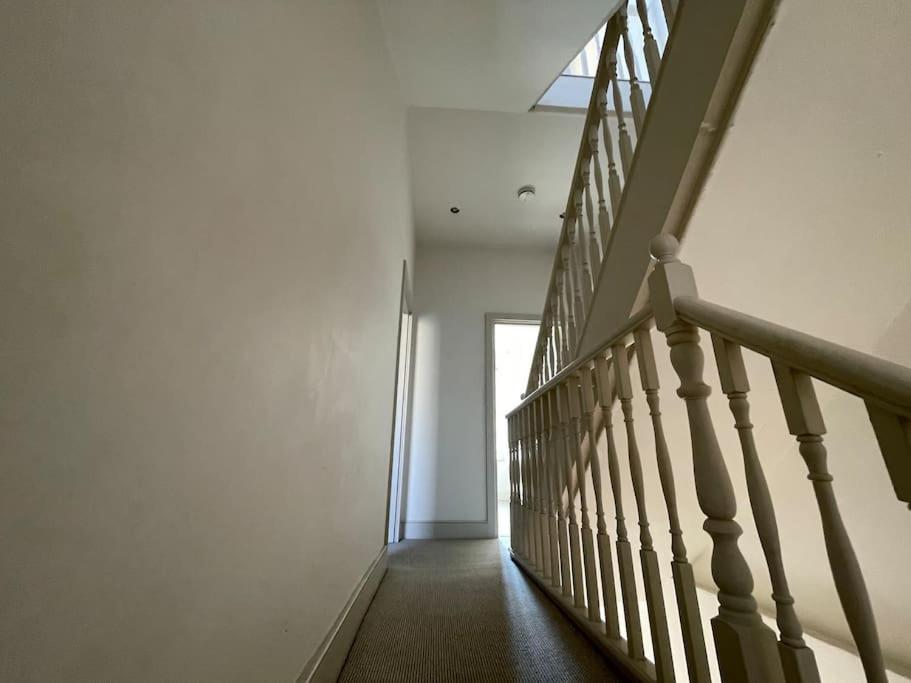 Casa vacanze Westfield, 8 Beds, 5 Stations 10min, 20min Londra
