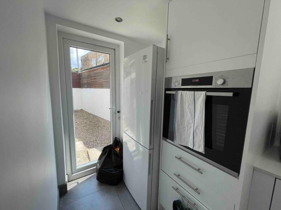 Westfield, 8 Beds, 5 Stations 10min, 20min Casa vacanze *