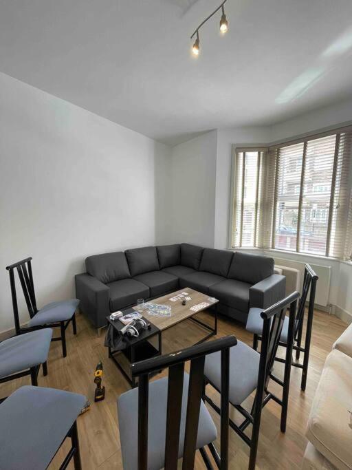 Westfield, 8 Beds, 5 Stations 10min, 20min Casa vacanze Londra