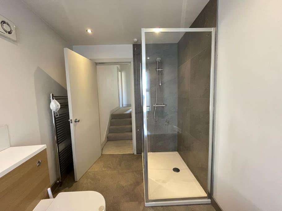Westfield, 8 Beds, 5 Stations 10min, 20min * Londra